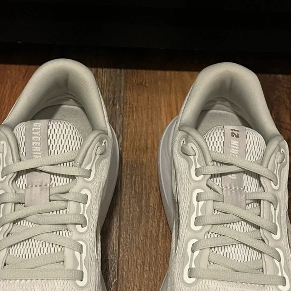 EUC Women’s Brooks Glycerin Cream and White Size 9 - Picture 4 of 13